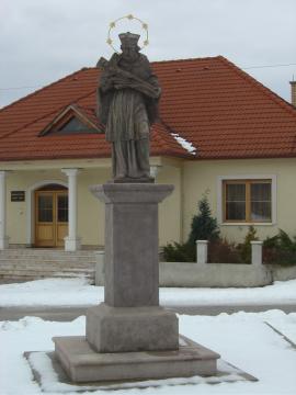 Sv. Ján Nepomucký pred farou Sv. Ján Nepomucký pred farou
