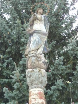 Panna Mária pred kostolom Sv. Štefana Panna Mária pred kostolom Sv. Štefana