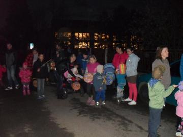 Lampiónový sprievod 10.11.2015 Lampiónový sprievod 10.11.2015